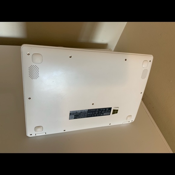 Lenovo Ideapad, & Intel inside, & Made 2017 - Picture 9 of 9